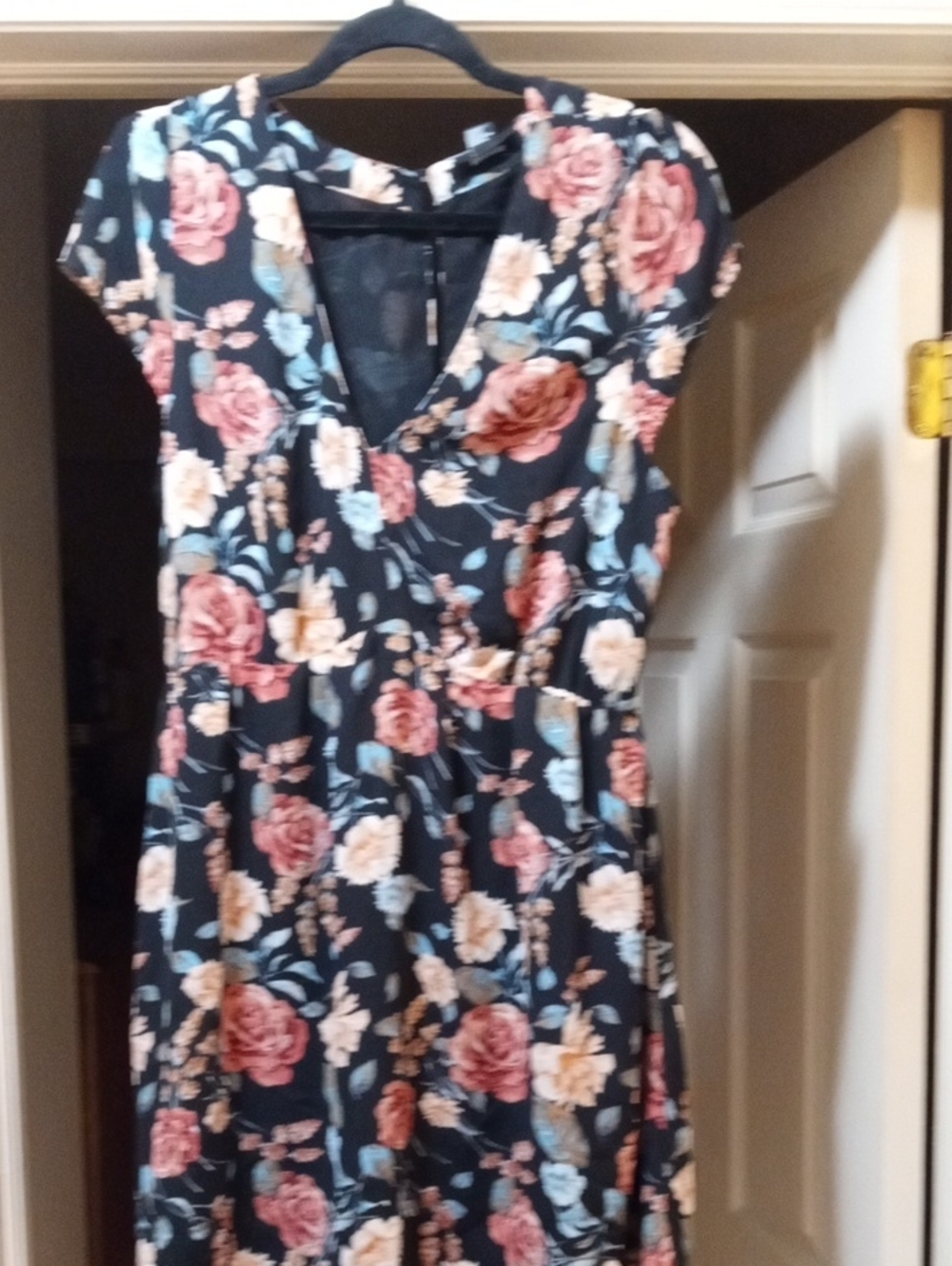 💲5⃣▶▶Forever 21 Black Floral V-Neck Dress with Pink and Blue Flowers